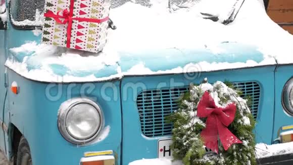 雪覆盖圣诞复古车与云杉枝和礼品盒视频的预览图