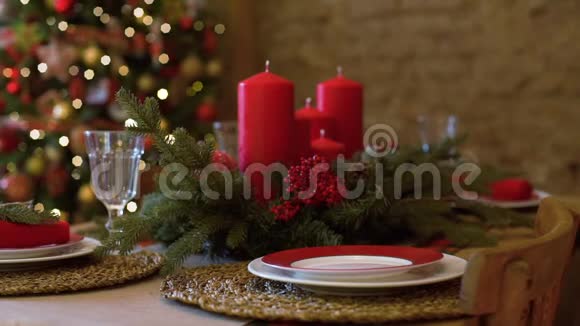 为圣诞庆典准备餐桌视频的预览图