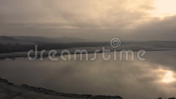 在平静的湖面上飞翔在英国乡村的朝阳下视频的预览图
