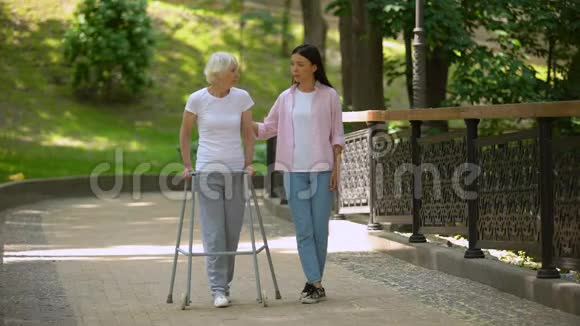 女赡养残疾老人奶奶在医院公园散步生病视频的预览图