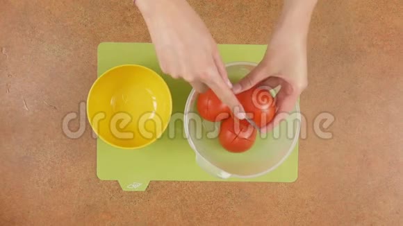 一位女厨师正在切西红柿然后将开水倒在上面在上面做一道意大利香肠披萨酱视频的预览图