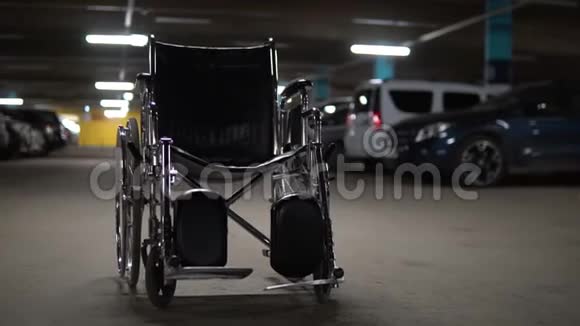 一个空荡荡的轮椅站在停车场的中央轮椅站在路上视频的预览图