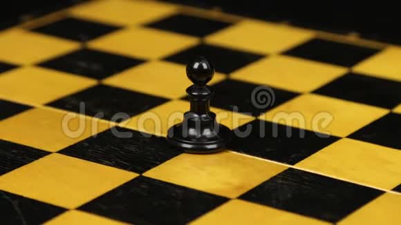 轮换象棋人物黑棋子在棋盘上特写视频的预览图
