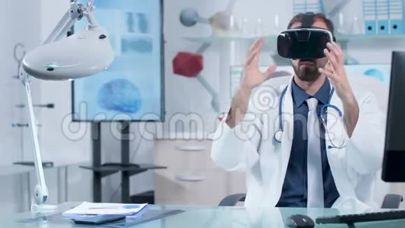 医生戴着VR耳机在他的办公室虚拟空间工作视频的预览图