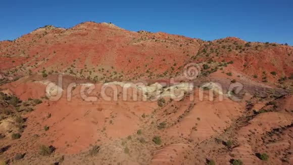 美国西部沙漠多色红砂岩峡谷山脉视频的预览图