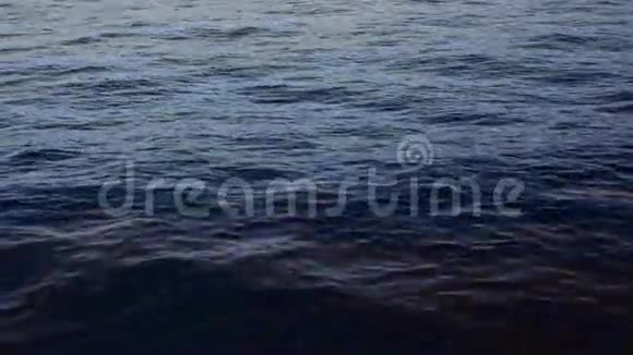深蓝色的大海平静的波浪缓慢的运动自然美水周围没有人凉爽的气氛视频的预览图