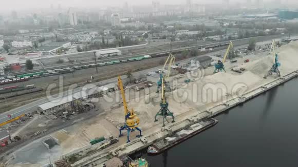 砂铁工业驳船砂浮在货物工作起重机附近码头河沙的开采视频的预览图