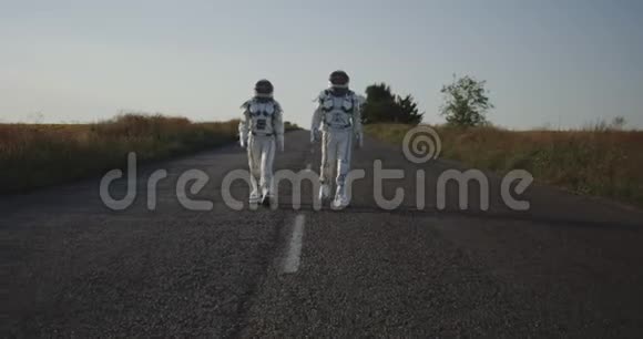 两名宇航员在路上行走视频的预览图