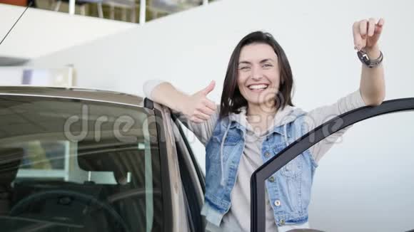 幸福的女人展示了他新车的钥匙汽车生意汽车销售技术和人的概念快乐的男性与汽车视频的预览图