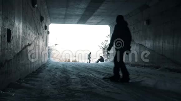 滑雪板人们滑雪板从隧道滑下山视频的预览图