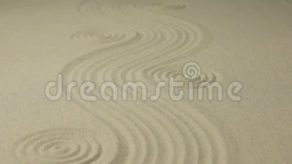 砂上的近似圆和曲线线夏季背景视频的预览图