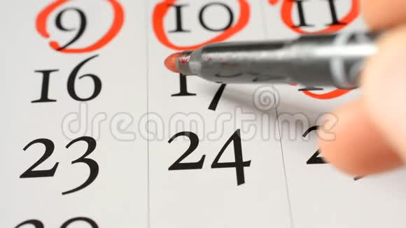 在日历上用红色标记手工标记日期和天数视频的预览图