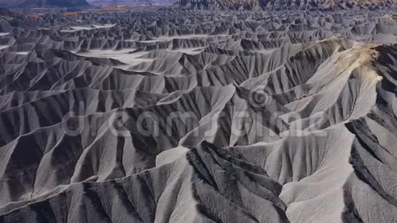 河流峡谷中的单色钢灰砂岩山脉视频的预览图