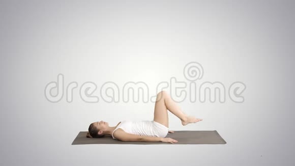 女人练习瑜伽站在萨拉姆巴萨万加萨纳锻炼支持肩部站立姿势梯度背景视频的预览图