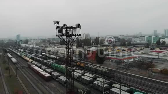 在工业火车站乘坐多辆货车和小货车的重型货运列车视频的预览图