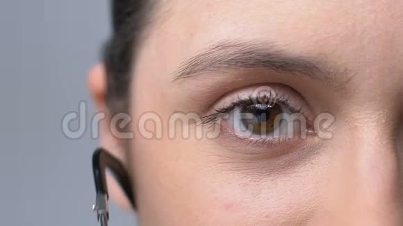 女士为眼科检查和镜片选择装置视频的预览图