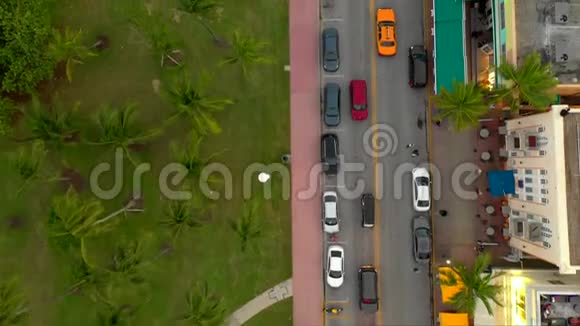 空中无人驾驶飞机飞越海洋大道迈阿密海滩4k视频的预览图