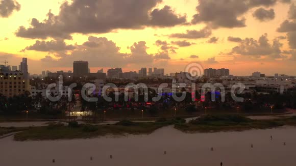 在日落4k时航空接近迈阿密海岸视频的预览图