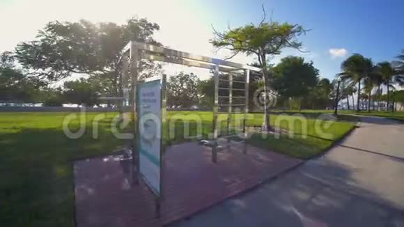 迈阿密海滩公园健身站视频的预览图