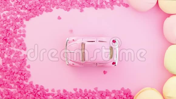 粉红色的复古玩具车粉红色的背景上面洒着粉红色的心视频的预览图