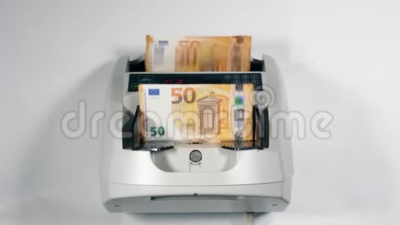 现金欧元被推入计数装置检查过视频的预览图