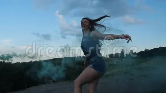 年轻女子穿着绿色的烟雾穿着安戈跳鞋跳着美丽的舞蹈4K慢慢视频的预览图