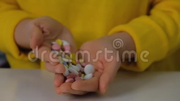 女性手在一张白色的桌子上拿出不同的药丸出示药片维生素片或口服药片视频的预览图