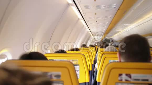乘客就座的飞机内部视频的预览图