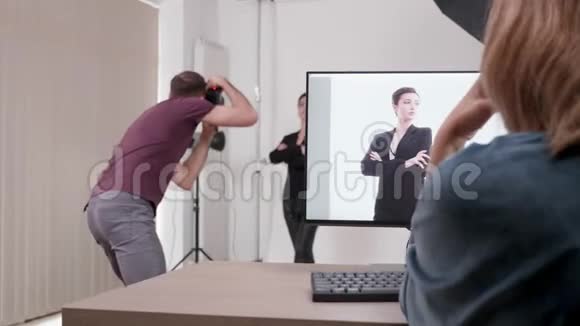 多莉拍了一张客户照片看摄影师正在拍摄的照片视频的预览图