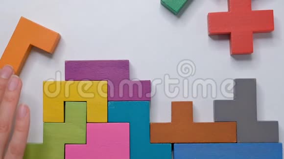 特写慢动作手持一块木块拼图木材立方体堆叠复杂而聪明的逻辑概念视频的预览图