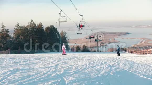 人们用滑雪板和滑雪板在山上滑冰视频的预览图