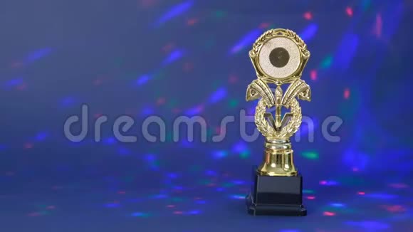 冠军金色奖杯放在黑色背景上聚光灯下闪亮的奖项成功成就的概念视频的预览图