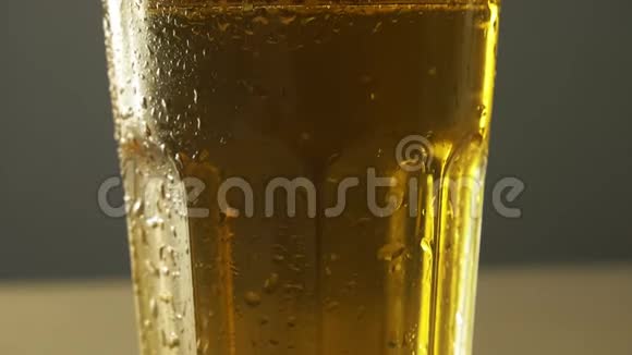 玻璃全黄色工艺啤酒浓缩锅滴冷凝冷饮4K视频的预览图