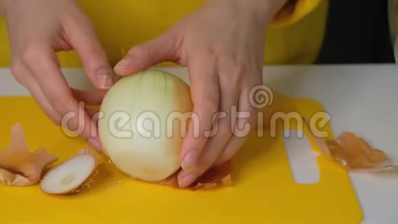 去皮洋葱皮厨子的手切蔬菜做沙拉健康食品特写镜头慢动作视频的预览图