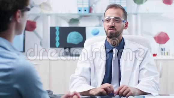 带AR护目镜的白种人医生给病人看东西视频的预览图