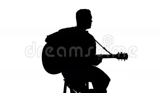 坐着的人弹吉他的剪影视频的预览图