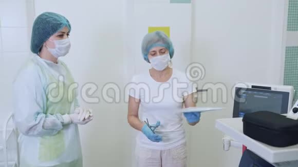 穿无菌衣服戴口罩和手套的护士在手术前准备手术医疗保险视频的预览图