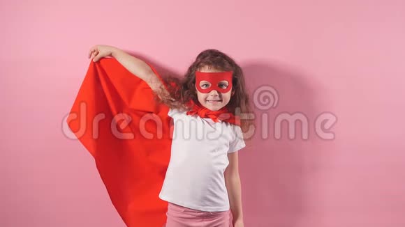 穿着超级英雄斗篷和面具的坚强小女孩的肖像视频的预览图