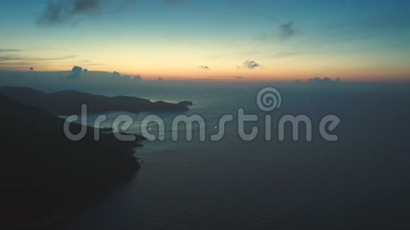 夕阳下壮丽的海岸视频的预览图