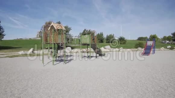 空孩子城市公园的操场视频的预览图