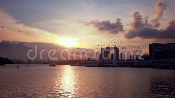 新加坡港湾前湾日落景色乘坐缆车前往圣淘沙视频的预览图