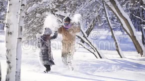 快乐的年轻夫妇在阳光明媚的冬日玩雪冬季体育假日关系爱情圣诞节生活方式视频的预览图
