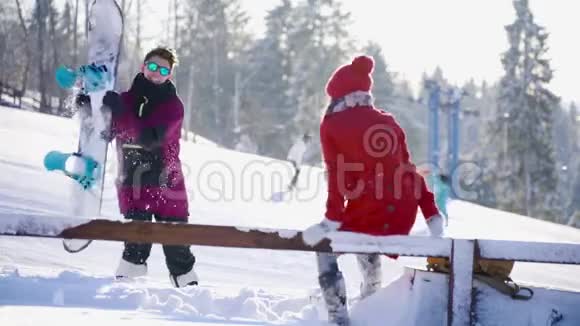 在阳光明媚的日子里在山地滑雪场进行多元文化的约会冬季体育假日关系爱情圣诞节视频的预览图