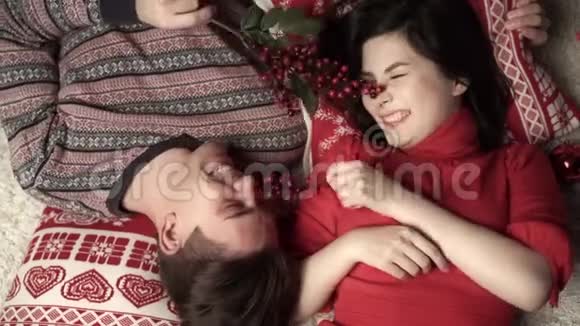 快乐的一对相爱的夫妇享受圣诞节头对头躺着上景关系家庭圣诞节新年假日视频的预览图
