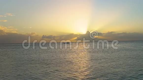 1月加勒比海上空日落视频的预览图