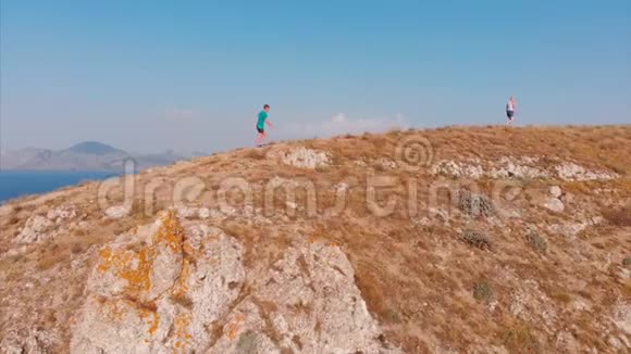 在山上跑步运动男子户外锻炼跑步冒险的生活方式运动健康生活方式视频的预览图