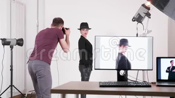 戴着帽子的职业模特和摄影师给她拍照视频的预览图