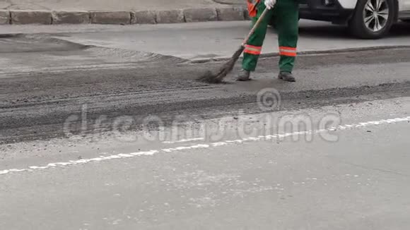 糟糕的路压路机和工人在沥青和修理城市街道视频的预览图
