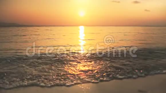 日落美景中开阔的海洋水面视频的预览图