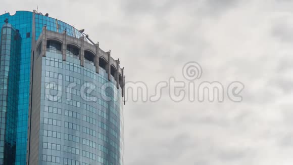 时间点移动白云在摩天大楼玻璃墙上的反射视频的预览图